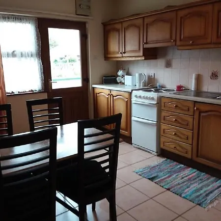 House In The Heart Of The Village בית נופש קלנקולומבקיל